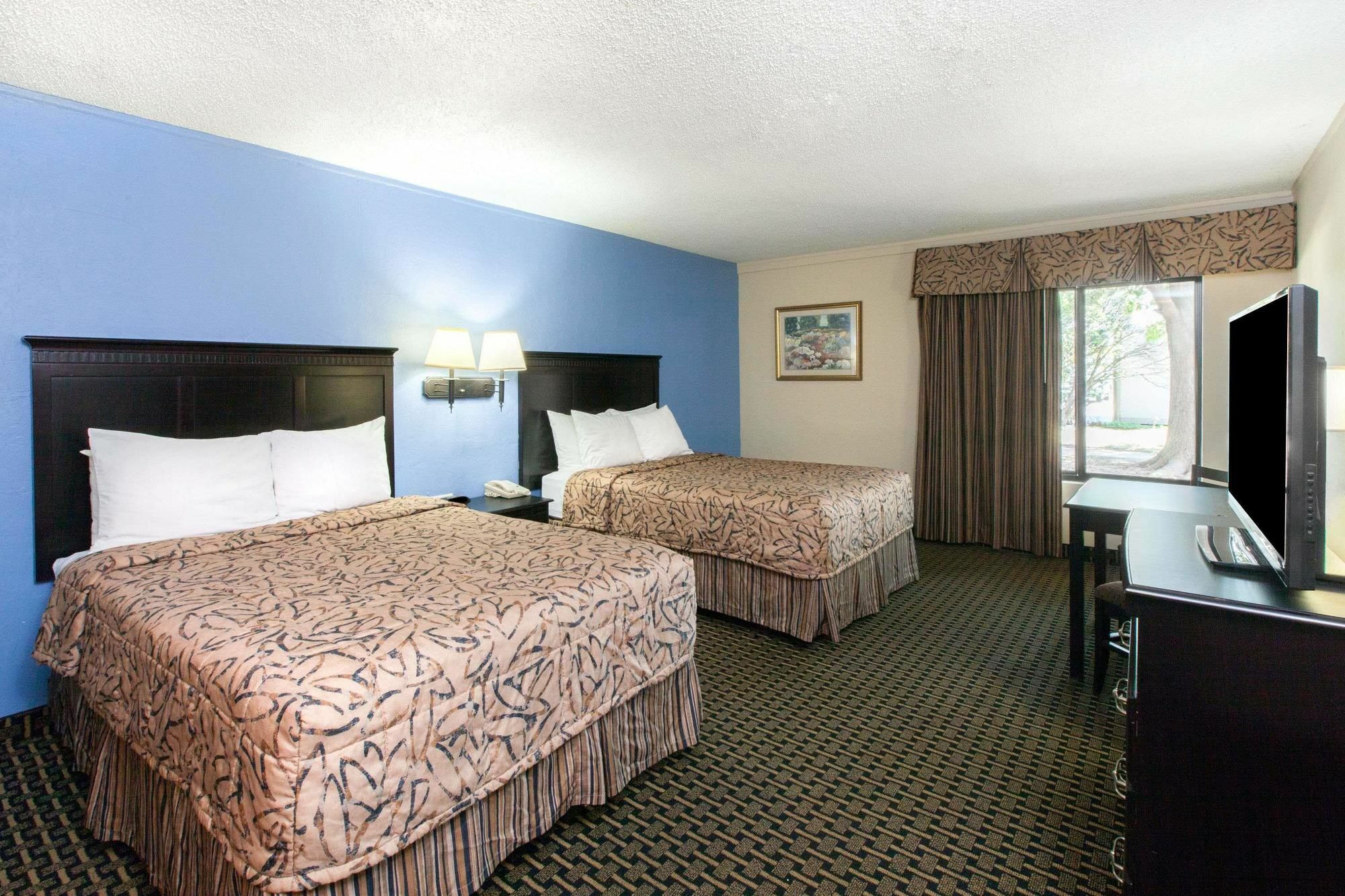 Days Inn By Wyndham Norman Kültér fotó